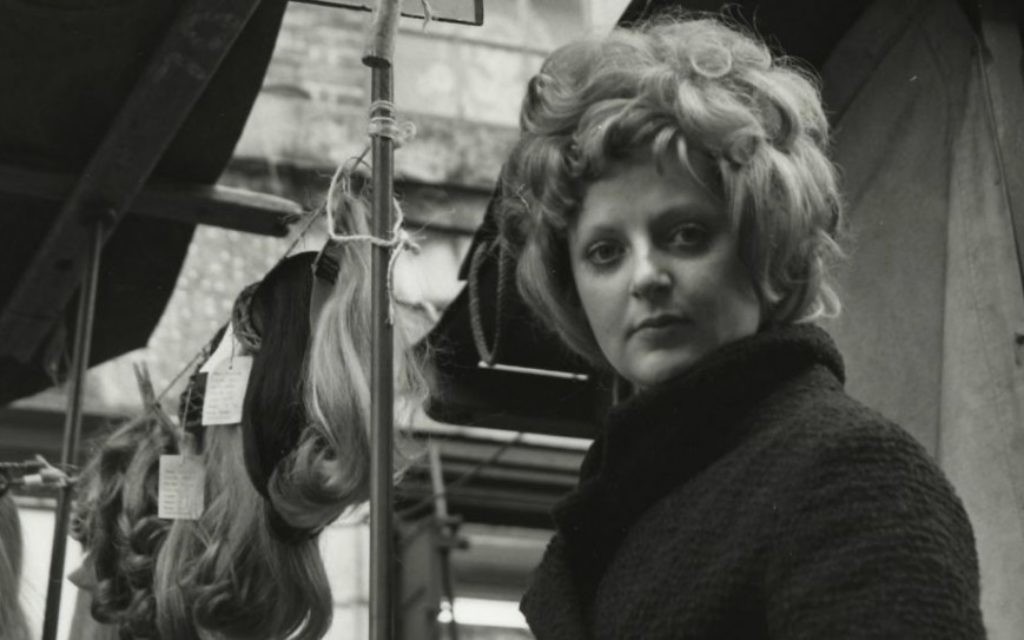 Détail de "Petticoat Lane, Sunday market, with stall-holder", Dorothy Bohm, à Londres dans les années 1960. (Crédit : autorisation) Détail de "Petticoat Lane, Sunday market, with stall-holder", Dorothy Bohm, à Londres dans les années 1960. (Crédit : autorisation)