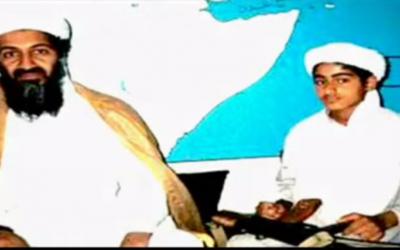 Image non datée du chef terroriste d'Al-Qaida, Oussama Ben Laden, et de son fils Hamza. (Crédit : capture d'écran YouTube) Image non datée du chef terroriste d'Al-Qaida, Oussama Ben Laden, et de son fils Hamza. (Crédit : capture d'écran YouTube)