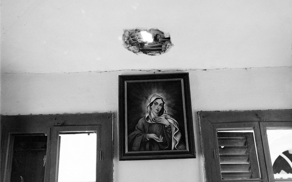 Trou d'obus dans une maison de la Vieille Ville (autorisation d'Ali Zaarour / collection de la famille d'Ali Zaarour)