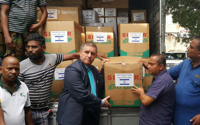 L'ambassadeur d'Israël au Sri Lanka, Daniel Carmon présente la cargaison de matériel envoyée aux autorités du Sri Lanka (Crédit : autorisation du ministère des Affaires étrangères)