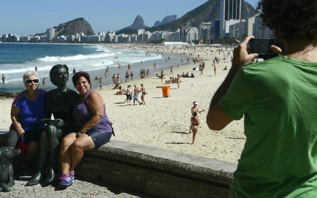 La statue de bronze de l'auteur brésilienne Clarice Lispector est devenue l'endroit à photographier sur la plage de Rio (Crédit : Fernando Frazao/Agencia Brasil/JTA) La statue de bronze de l'auteur brésilienne Clarice Lispector est devenue l'endroit à photographier sur la plage de Rio (Crédit : Fernando Frazao/Agencia Brasil/JTA)