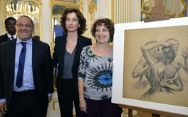 Audrey Azoulay, ministre de la Culture, et Viviane Dreyfus héritière du table 'Trois danseuses en buste' (Crédit : © MCC / Thibaut Chapotot) Audrey Azoulay, ministre de la Culture, et Viviane Dreyfus héritière du table 'Trois danseuses en buste' (Crédit : © MCC / Thibaut Chapotot)
