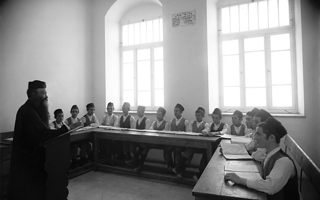 Un cours de Torah donné à l'orphelinat Diskin à Givat Shaul dans les années 1920, numérisation d'un négatif sur plaque de verre (autorisation de Tsadok Bassan / Central Zionist Archives)
