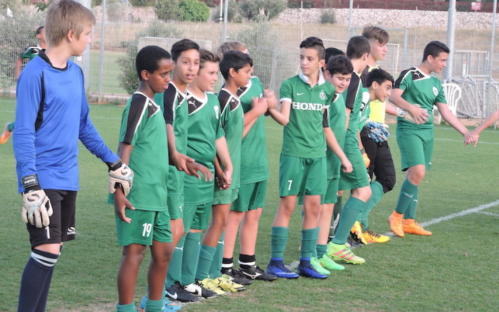 Les membres de l'équipe de football des 13 ans de Tzav Pius dans la ville de Pardes Hanna pendant un exercice éducatif destiné à enseigner le travail d'équipe (Crédit : Ben Sales) Les membres de l'équipe de football des 13 ans de Tzav Pius dans la ville de Pardes Hanna pendant un exercice éducatif destiné à enseigner le travail d'équipe (Crédit : Ben Sales)