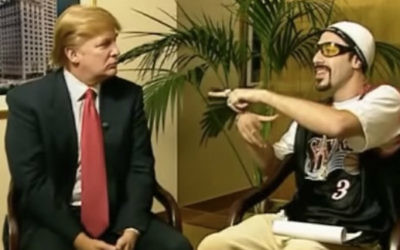 Ali G. (Sacha Baron Cohen), à droite, en train d'interviewer Donald Trump (Crédit : capture d'écran YouTube)