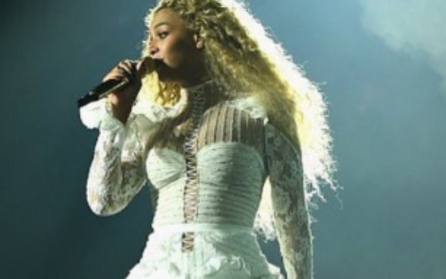 Beyonce sur scène le 9 mai 2016 avec une robe créée par le styliste israélien Inbal Dror (Crédit : autorisation Formation Nation) Beyonce sur scène le 9 mai 2016 avec une robe créée par le styliste israélien Inbal Dror (Crédit : autorisation Formation Nation)