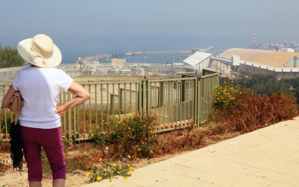 Surplombant la Méditerranée, la colline de Yona est considérée comme le lieu de sépulture de Jonas, près de Ashdod (Crédit : Shmuel Bar-Am)