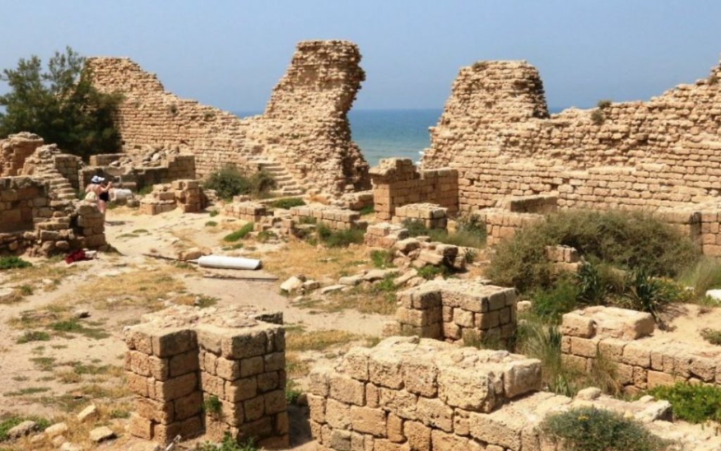 Une vue de la citadelle, qui a été bien conservée après avoir été enterrée dans le sable pendant des siècles (Crédit : Shmuel Bar-Am)