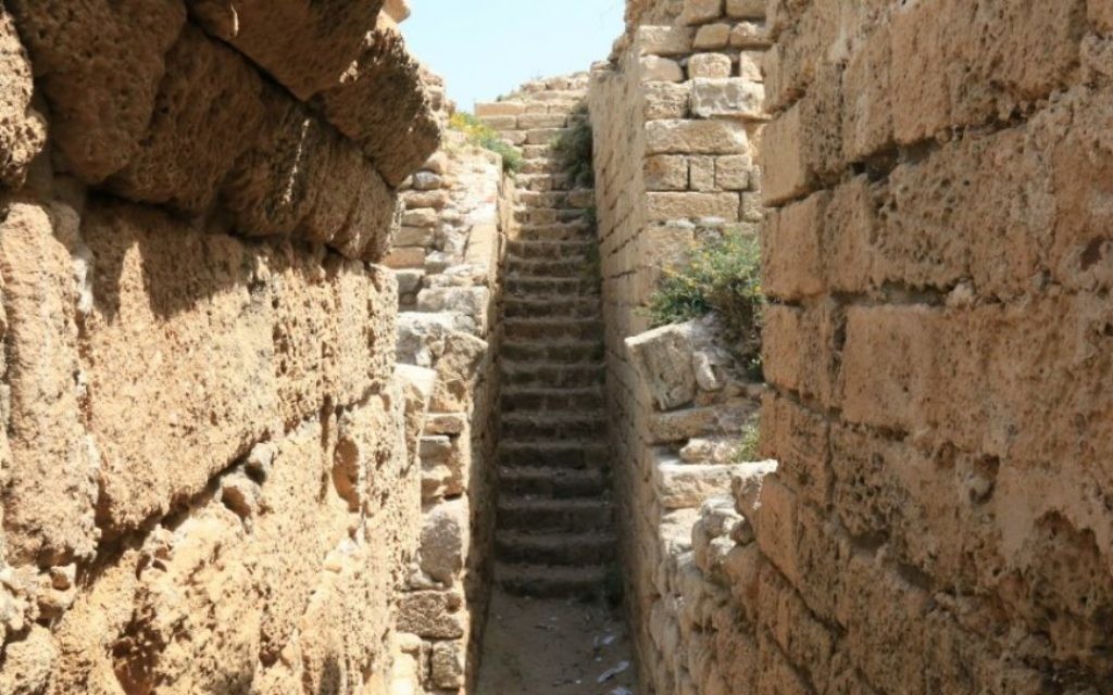 Un escalier dans la citadelle antique bien conservée (Crédit : Shmuel Bar-Am)