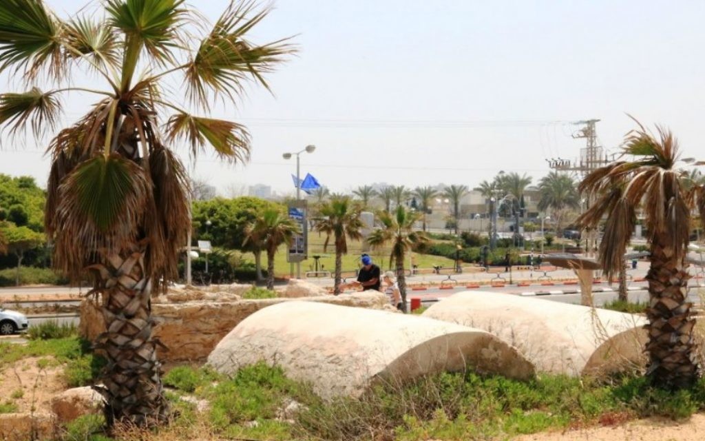 Les anciennes tombes construites par les résidents riches de la région pendant les empires romains et byzantins (Crédit : Shmuel Bar-Am)
