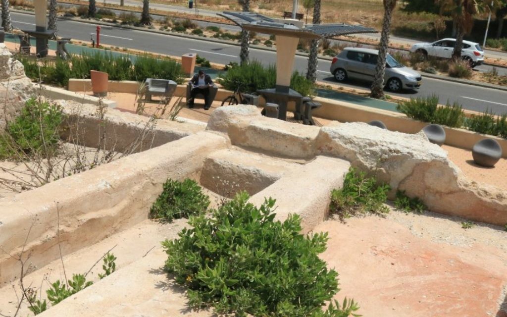 Des tombes familiales datant de l'époque romaine (Crédit : Shmuel Bar-Am)