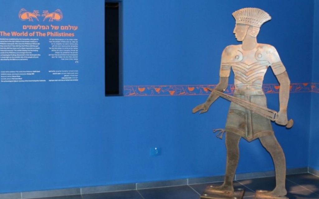 Une exposition au Musée d'Ashdod sur la culture des Philistins (Crédit : Shmuel Bar-Am)