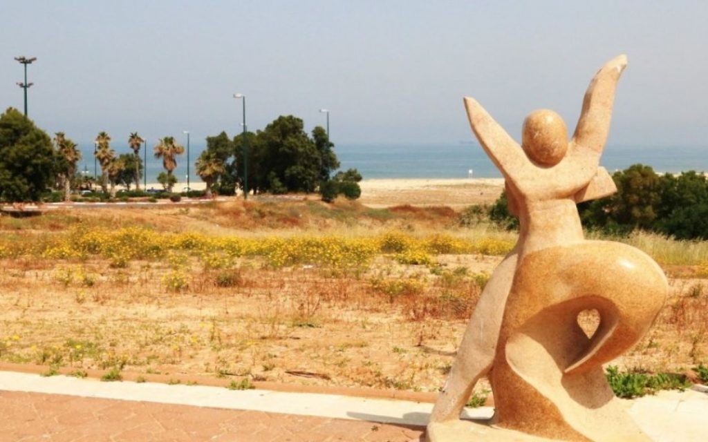 Une sculpture près de l'une des sept plages d'Ashdod (Crédit : Shmuel Bar-Am)
