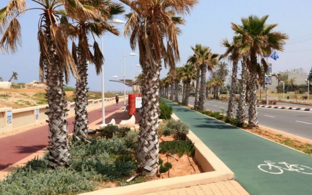 La promenade à proximité d'un site d'enterrement de l'époque romaine (Crédit : Shmuel Bar-Am)