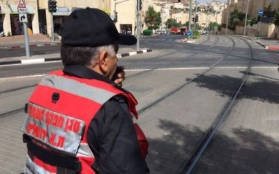 Les équipes d'urgence déployées sur le boulevard Moshe Dayan après une fuite d'un produit chimique toxique non identifié à Jérusalem, le 17 mai 2016. (Crédit : pompiers de Jérusalem)
