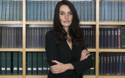 Déborah Abitbol, avocate franco-israélienne, représente des victimes françaises des arnaques au forex et aux options binaires. (Crédit : autorisation) Déborah Abitbol, avocate franco-israélienne, représente des victimes françaises des arnaques au forex et aux options binaires. (Crédit : autorisation)