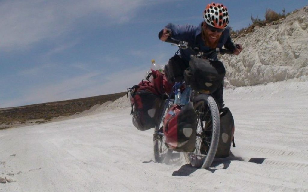 Motard dans le désert de Bolivie. Illustration. (Crédit : autorisation Roei Sadan)