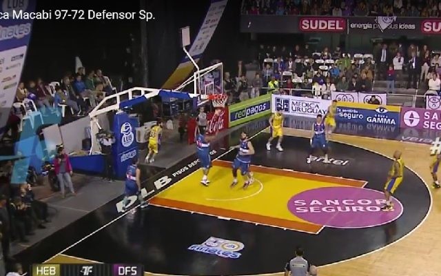 Capture d'écran du match de basket ayant opposé le Hebraica Macabi au Defensor Sporting, à Montevideo, le 4 mai 2016. (Capture d'écran/YouTube) Capture d'écran du match de basket ayant opposé le Hebraica Macabi au Defensor Sporting, à Montevideo, le 4 mai 2016. (Capture d'écran/YouTube)