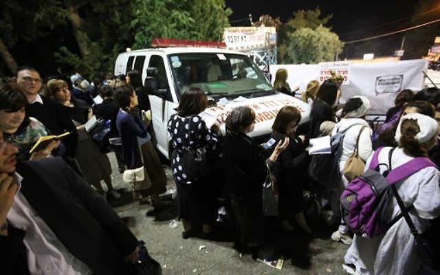 Prières sur le mont Meron près d'une ambulance, le 26 mai 2016. (Crédit : Magen David Adom) Prières sur le mont Meron près d'une ambulance, le 26 mai 2016. (Crédit : Magen David Adom)