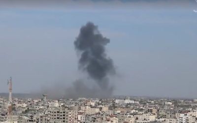 De la fumée s'élève au-dessus de Rafah, dans le sud de la bande de Gaza, alors que l'aviation israélienne a frappé quatre cibles militaires du Hamas, le 5 mai 2016. (Crédit : capture d'écran : Agence d'informations Shehab)