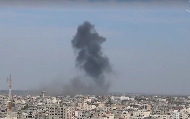 De la fumée s'élève au-dessus de Rafah, dans le sud de la bande de Gaza, alors que l'aviation israélienne a frappé quatre cibles militaires du Hamas, le 5 mai 2016. (Crédit : capture d'écran : Agence d'informations Shehab)
