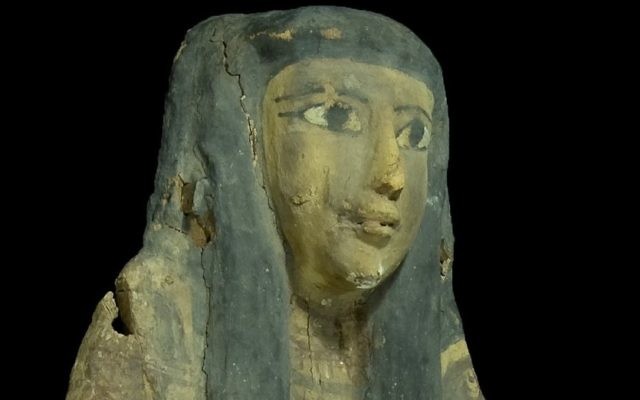Un sarcophage égyptien en bois confisqué par l'Autorité des antiquités israéliennes en 2012 qui doit retourner en Egypte le 22 mai 2016 (Crédit : autorisation Autorité des antiquités israéliennes)