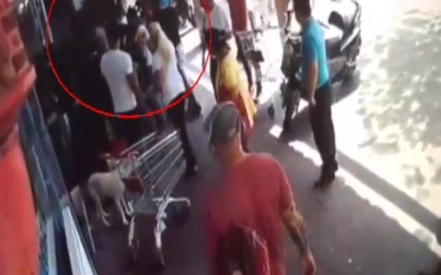 Vidéo d'une agression présumée de la police contre un homme arabe israélien à Tel Aviv, le 22 mai 2016. (Crédit : capture d'écran Deuxième chaîne) Vidéo d'une agression présumée de la police contre un homme arabe israélien à Tel Aviv, le 22 mai 2016. (Crédit : capture d'écran Deuxième chaîne)