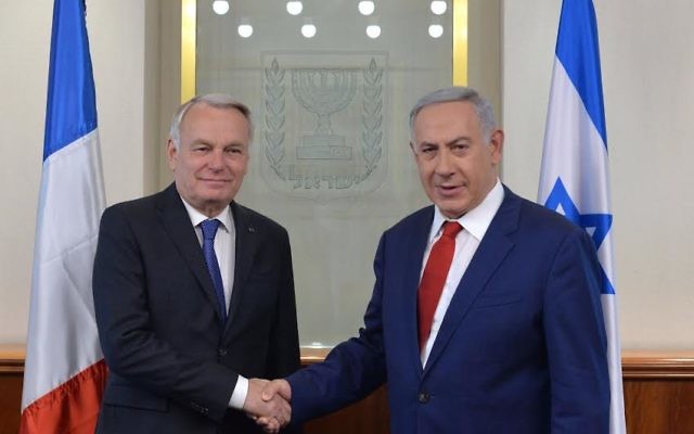 Le Premier ministre Benjamin Netanyahu (à droite) et le ministre français des Affaires étrangères, Jean-Marc Ayrault, à Jérusalem, le 15 mai 2016. (Crédit : Raphael Ahren/times of Israel)