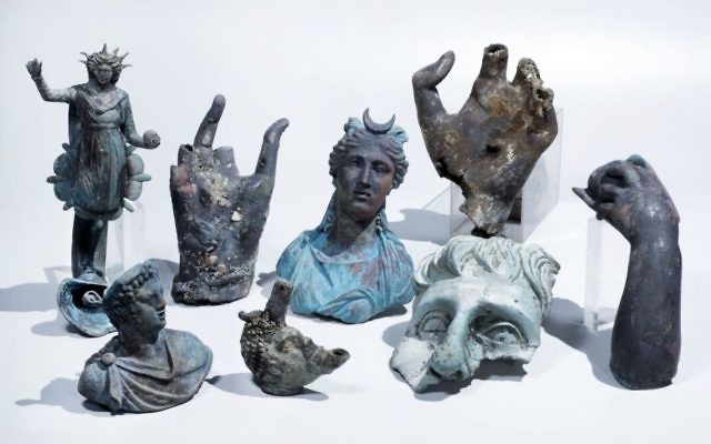 Les rares objets de bronze qui ont été découverts à Césarée, en avril 2016. (Crédit : Clara Amit, avec la permission de l'Autorité des Antiquités d'Israël) Les rares objets de bronze qui ont été découverts à Césarée, en avril 2016. (Crédit : Clara Amit, avec la permission de l'Autorité des Antiquités d'Israël)
