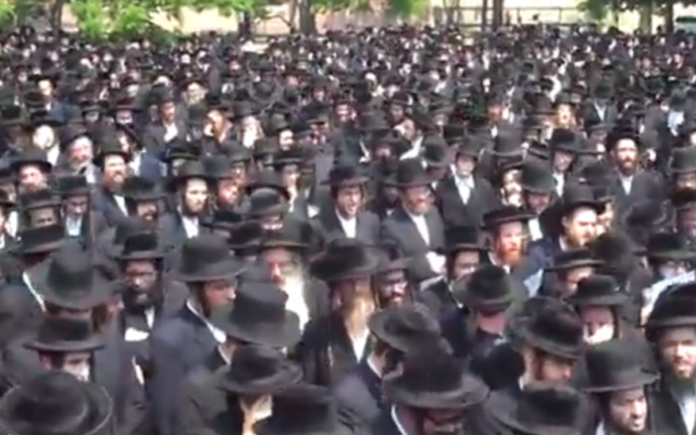 Des juifs hassidiques du mouvement Satmar, aux Etats-Unis. (Crédit : capture d'écran YouTube) Des juifs hassidiques du mouvement Satmar, aux Etats-Unis. (Crédit : capture d'écran YouTube)