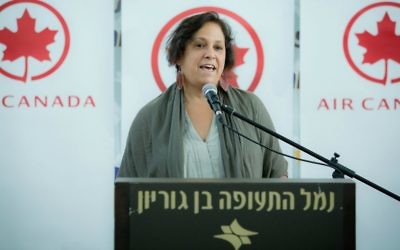 L'ambassadrice canadienne en Israël, Vivian Bercovici, s'exprime lors d'un événement pour la compagnie aérienne Air Canada, à l'aéroport international de Ben Gurion, le 5 août 2014 (Crédit : Moshe Shai/Flash90)