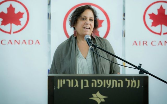 L'ambassadrice canadienne en Israël, Vivian Bercovici, s'exprime lors d'un événement pour la compagnie aérienne Air Canada, à l'aéroport international de Ben Gurion, le 5 août 2014 (Crédit : Moshe Shai/Flash90)