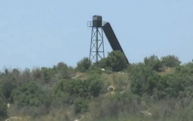 Un mirador qui aurait été construit par l'armée libanaise le long de la frontière israélienne, en mai 2016. (Crédit : capture d'écran Ynet) Un mirador qui aurait été construit par l'armée libanaise le long de la frontière israélienne, en mai 2016. (Crédit : capture d'écran Ynet)