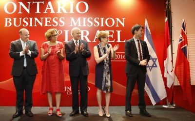 Eric Hoskins, ministre de la Santé, Kathleen Wynne, Premier ministre; Vivian Bercovici ambassadeur canadien en Israël, et Ohad Cohen chef du commerce extérieur du ministère de l'Economie (Crédit : Autorisation)
