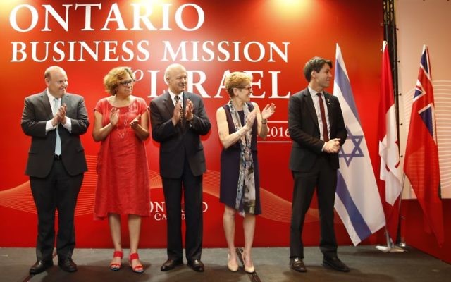 Eric Hoskins, ministre de la Santé, Kathleen Wynne, Premier ministre; Vivian Bercovici ambassadeur canadien en Israël, et Ohad Cohen chef du commerce extérieur du ministère de l'Economie (Crédit : Autorisation) Eric Hoskins, ministre de la Santé, Kathleen Wynne, Premier ministre; Vivian Bercovici ambassadeur canadien en Israël, et Ohad Cohen chef du commerce extérieur du ministère de l'Economie (Crédit : Autorisation)