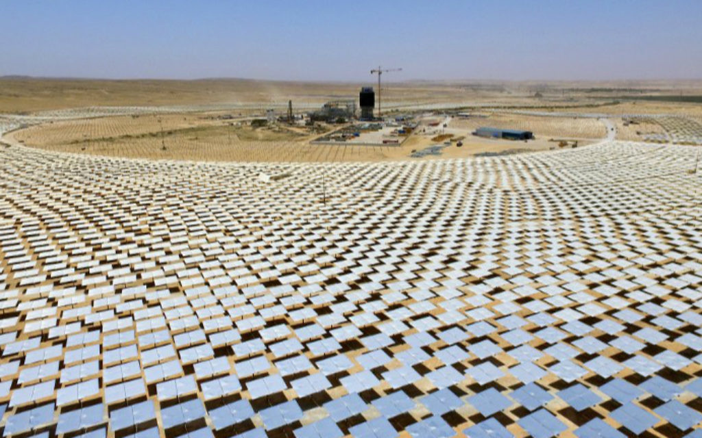 Les 55 000 miroirs dirigeant le soleil vers la tour solaire Ashalim, qui est en construction dans le désert du Néguev, près du kibboutz Ashalim, le 26 mai 2016. (Crédit : Jack Guez/AFP)
