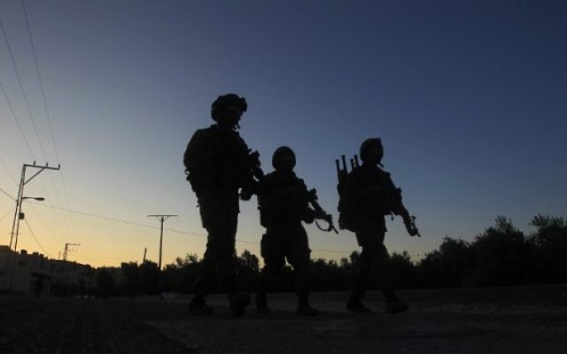 Des soldats israéliens patrouillent à Salem, un village palestinien à l'est de Naplouse, en Cisjordanie, pendant une opération d'arrestation de Palestiniens recherchés, le matin du 30 mai 2016. (Crédit : AFP PHOTO/JAAFAR ASHTIYEH)