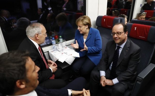 De gauche à droite :  le Premier ministre italien Matteo Renzi, le président suisse Johann Schneider-Ammann, la chancelière allemande Angela Merkel et le président français François Hollande dans un train qui passe par le tunnel ferroviaire du Gothard, le 1er juin 2016 (Crédit : AFP / POOL / Peter Klauzner )