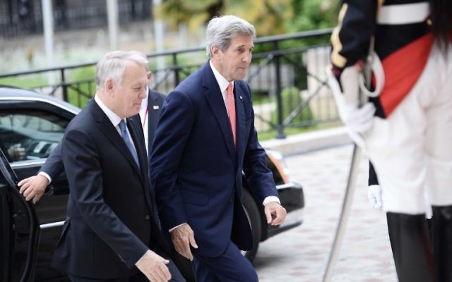 Le ministre français des Affaires étrangères Jean-Marc Ayrault (g) accueille le secrétaire d'Etat américain John Kerry à son arrivée pour une réunion internationale et interministérielle dans le but de relancer le processus de paix israélo-palestinien, à Paris, le 3 Juin 2016. (Crédit : AFP POOL / STEPHANE DE SAKUTIN)