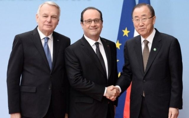 (de gauche à droite) Le ministre français des Affaires étrangères Jean-Marc Ayrault, le président français François Hollande et le Secrétaire général des Nations unies Ban Ki-moon posent lors d'une réunion internationale et inter-ministérielle dans le but de relancer le processus de paix israélo-palestinien, à Paris, le 3 juin 2016. (Crédit : AFP photo / Pool / Stephane de SAKUTIN)