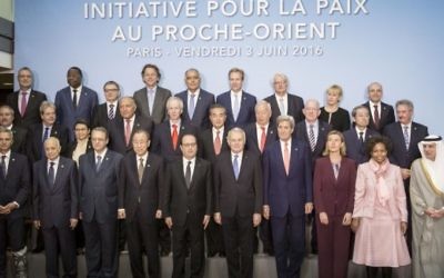 Le président français François Hollande (au centre), le secrétaire général de l'ONU Ban Ki-moon (au centre, à gauche), le ministre français des Affaires étrangères Jean-Marc Ayrault (au centre, à droite), le secrétaire d'Etat américain John Kerry (4° à droite), la responsable des Affaires étrangères de l'UE Federica Mogherini (3° à droite) et des responsables pour la photo de groupe de la conférence sur l'initiative pour la paix au proche Orient, organisée à Paris le 3 juin 2016. (Crédit : AFP Photo/Pool/Kamil Zihnioglu)