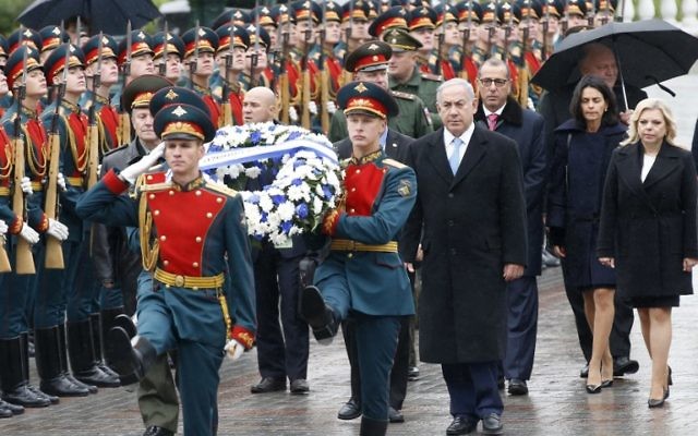 Le Premier ministre Benjamin Netanyahu et son épouse Sara pendant une cérémonie d'hommage sur la tombe du soldat inconnu, dans le centre de Moscou, le 7 juin 2016. (Crédit : AFP PHOTO/POOL/Maxim Shipenkov)