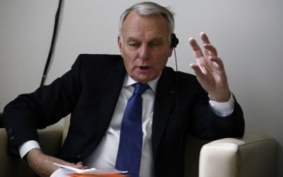 Jean-Marc Ayrault, le ministre français des Affaires étrangères et du développement international, parle aux journalistes avant qu'il ne prenne la présidence du Conseil de sécurité des Nations unies à New York, le 10 Juin 2016. (Crédit : AFP/Kena Betancur) Jean-Marc Ayrault, le ministre français des Affaires étrangères et du développement international, parle aux journalistes avant qu'il ne prenne la présidence du Conseil de sécurité des Nations unies à New York, le 10 Juin 2016. (Crédit : AFP/Kena Betancur)