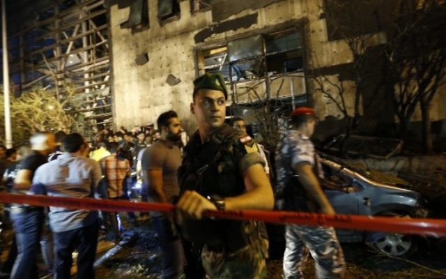 Les forces de sécurité libanaise sur les lieux d'un attentat près d'une banque importante, dans la partie occidentale de la capitale libanaise, Beyrouth, le 12 juin 2016. (Crédit : AFP Photo/Anwar Amro)
