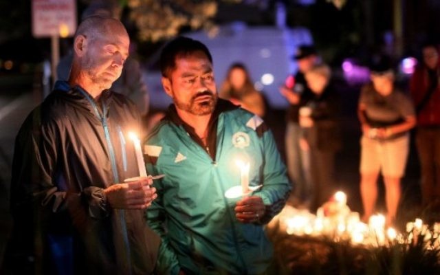Hommage aux victimes de la fusillade terroriste d'Orlando, à San Diego, Californie, le 12 juin 2016. (Crédit : AFP PHOTO / Sandy Huffaker) Hommage aux victimes de la fusillade terroriste d'Orlando, à San Diego, Californie, le 12 juin 2016. (Crédit : AFP PHOTO / Sandy Huffaker)