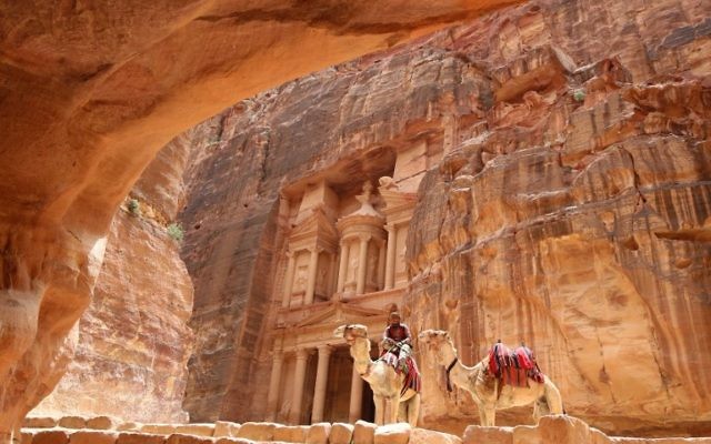 Illustration. Des chercheurs américains ont découvert une structure enfouie sous le sable dans la cité antique de Petra, le 13 juin 2016. (Crédit : Khalil Mazraawi/AFP)