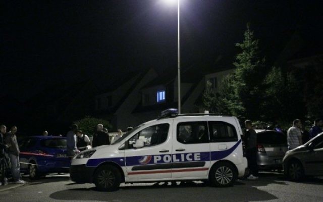 Une voiture de la police bloque la route pendant l'assaut donné par le RAID, quelques heures après le meurtre d'un policier devant chez lui, à Magnanville, à 45 km à l'ouest de Paris, le 14 juin 2016. (Crédit : AFP PHOTO/MATTHIEU ALEXANDRE)