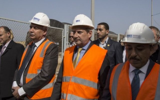 Johannes Hahn, Commissaire européen pour la politique régionale et l'intégration européenne (au centre) visite l'usine de désalinisation d'eau de la bande de Gaza financée par l'Union européenne, à Deir al-Balah, le 14 juin 2016. (Crédit : AFP PHOTO/Mahmud Hams) Johannes Hahn, Commissaire européen pour la politique régionale et l'intégration européenne (au centre) visite l'usine de désalinisation d'eau de la bande de Gaza financée par l'Union européenne, à Deir al-Balah, le 14 juin 2016. (Crédit : AFP PHOTO/Mahmud Hams)
