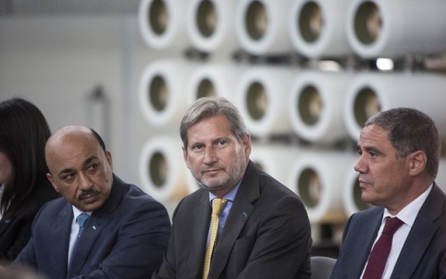 Johannes Hahn, Commissaire européen pour la politique régionale et l'intégration européenne (au centre) en conférence de presse pendant la visite l'usine de désalinisation d'eau de la bande de Gaza financée par l'Union européenne, à Deir al-Balah, le 14 juin 2016. (Crédit : AFP PHOTO/Mahmud Hams)