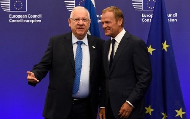 Le président du Conseil européen, Donald Tusk, à droite, et le président Reuven Rivlin avant leur rencontre au siège de l'Union à Bruxelles, le 21 juin 2016. (Crédit : AFP/John Thys) Le président du Conseil européen, Donald Tusk, à droite, et le président Reuven Rivlin avant leur rencontre au siège de l'Union à Bruxelles, le 21 juin 2016. (Crédit : AFP/John Thys)